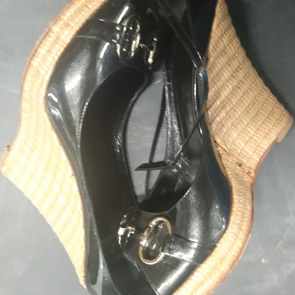 Gucci gunmetal grey, ankle tie, open toe wedge sandal. Size 40 - Picture 3 of 4